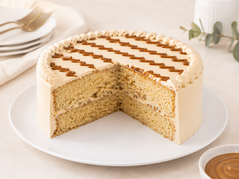 Pastel Dulce de Leche de Pastelerías Marisa bañado en tres leches, relleno de crema pastelera y cubierto con dulce de leche.