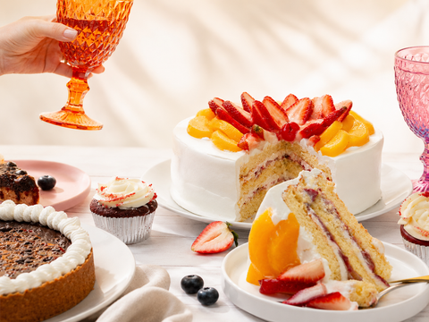 Pastel de frutas frescas de Pastelerías Marisa con vainilla, crema y fresas para celebraciones especiales.