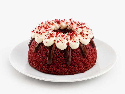 Pastel Red Velvet de Pastelerías Marisa con suave pan rojo y betún de queso crema.