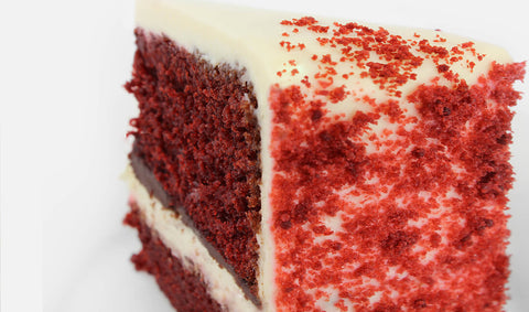 Pastel Red Velvet de Pastelerías Marisa con suave pan rojo y betún de queso crema.