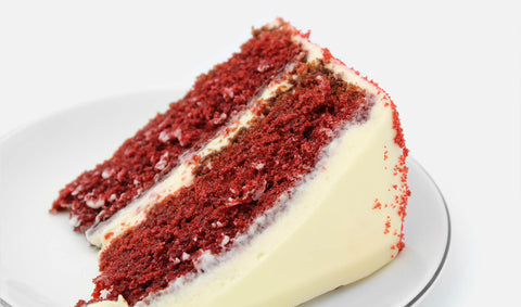 Pastel Red Velvet de Pastelerías Marisa con suave pan rojo y betún de queso crema.